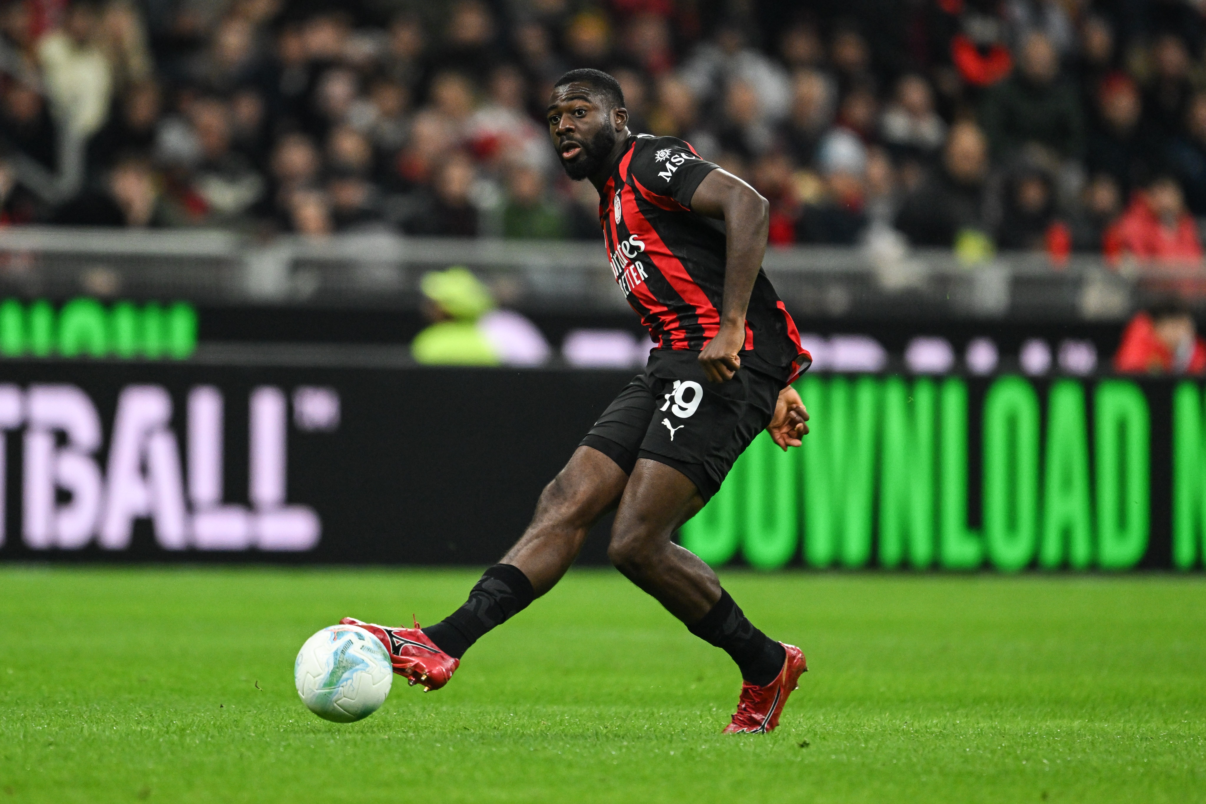 九游体育app下载-和莱奥并列队内榜首！加盟米兰后，福法纳各项赛事共送出13次助攻